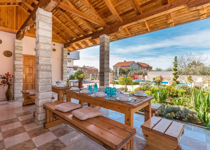 8 Bedroom In Nyaraló